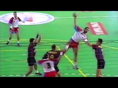 Lanzamiento de Adjic, fenomenal. Liga ASOBAL 1999/00. BM.Cantabria FC.Barcelona. Santander.