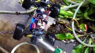 preview picture of video 'RC offroad mad truck waterproof'