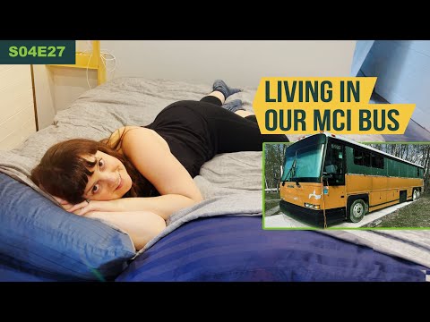 Living in our Coach Bus//BIRTHDAY CELEBRATION - S04E27