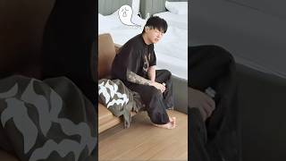 Download lagu When Sleepy Jungkook Tripped And Ended Up Lying On The Floor 🤣😅 #shorts #bts #jungkook mp3