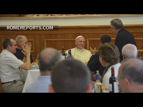 Francisco almuerza en la Curia Jesuita en Roma