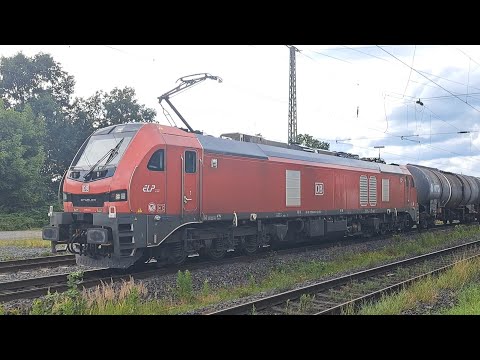 Anfahrt der Stadler Euro Dual mit Kesselwagenzug