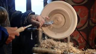 preview picture of video 'woodturning - making a wood plates (strungar in lemn din Sighetu Marmatiei, Maramures)'