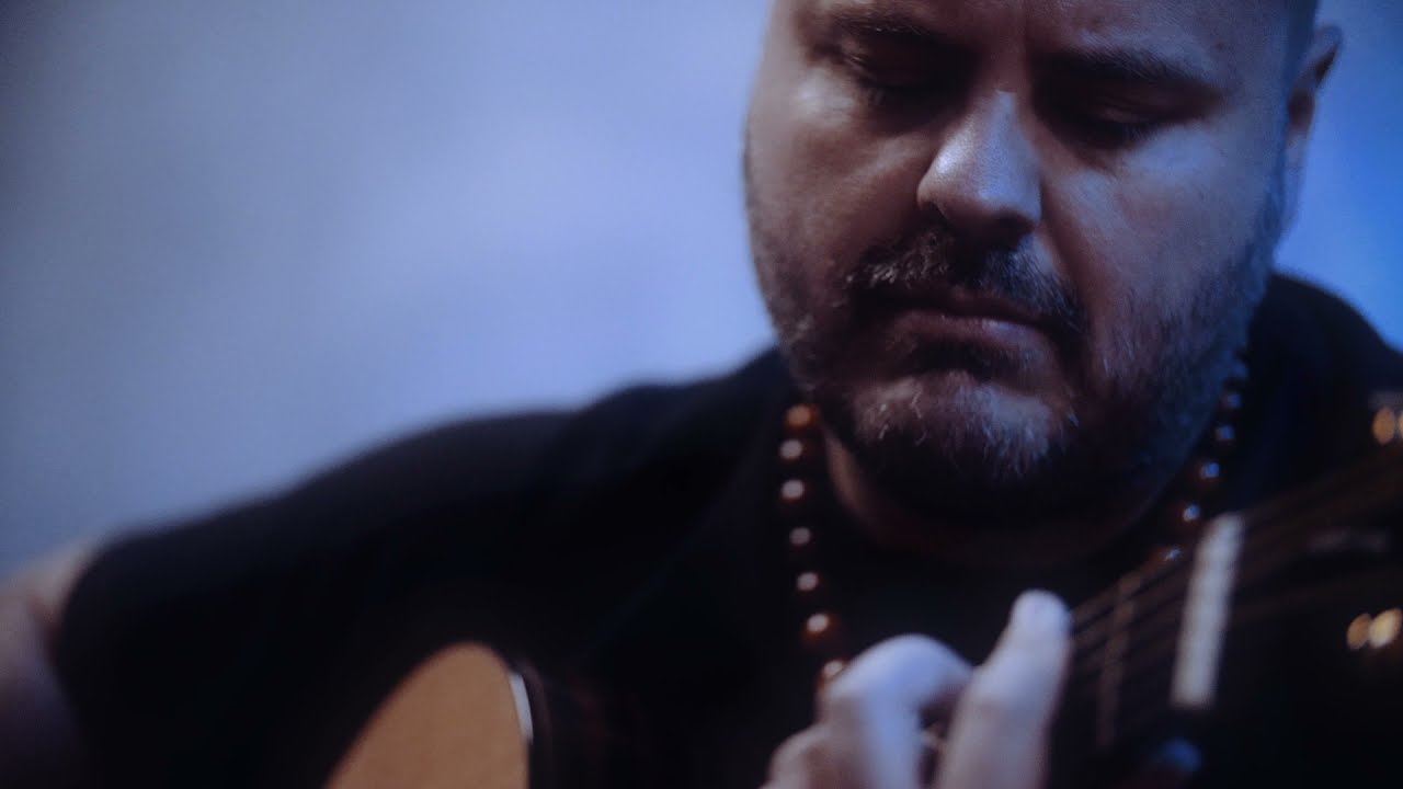 Andy McKee - Ragamuffin (Michael Hedges Cover) - YouTube