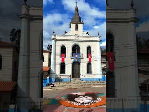 Corpus Christi em Guarará 🙏✨ A fé ganha forma e cor diante da Matriz do Divino Espírito Santo.