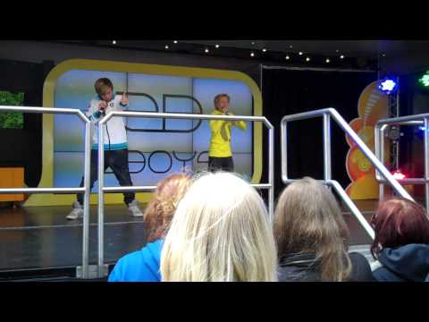 2BOYS singen WHAT A LIFE IS FOR bei der TOGGO TOUR 2012 in Kiel