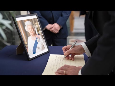 Mattarella firma il libro di condoglianze alla residenza ambasciata UK