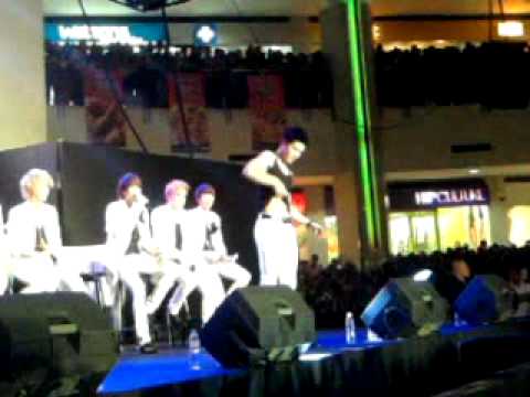 Dongjun shows abs at ZE:A Philippine tour