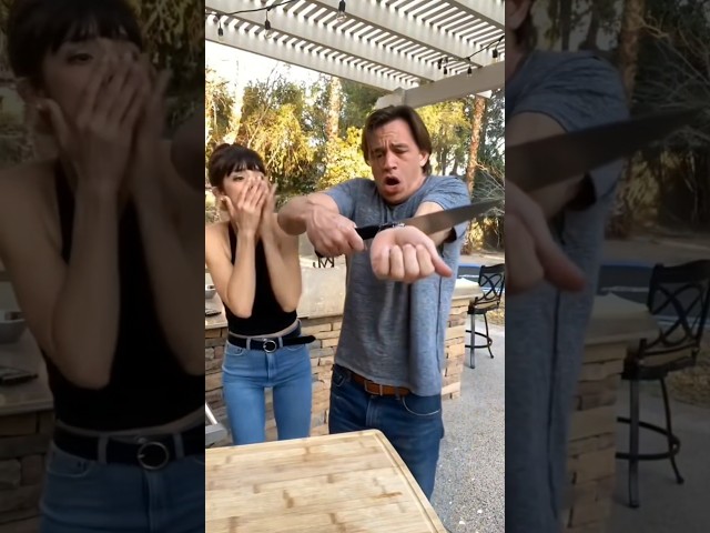 Vídeo relacionado con 2 Pcs Cuchillo Falsos Retráctil de Plástico, Cuchillos Retráctiles, Cuchillo Daga que Desaparece, Cuchillos de Truco Retráctiles para Bromas, Ideales para Trucos de Magia de Fiesta de los Inocentes