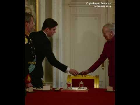 "Gud bevare kongen." ØJEBLIK, hvor Danmarks dronning Margrethe II træder tilbage som statsoverhoved.