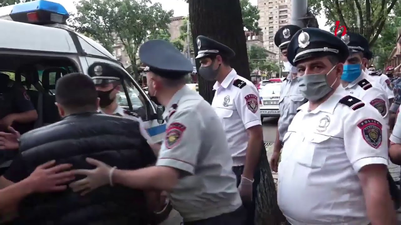 «Ադեկվադ» միաբանության անդամները ցույց են անում նախագահական նստավայրի դիմաց