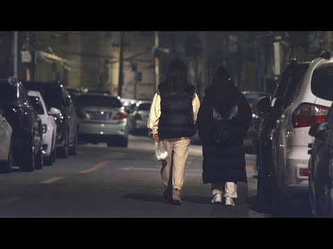 看到不敢走夜路回家的女高中生，路人們主動當起了“守護者”