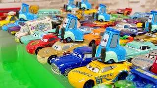 カーズトミカ☆50台以上のミニカーが緑色の水の中に飛び込んでいきます♪