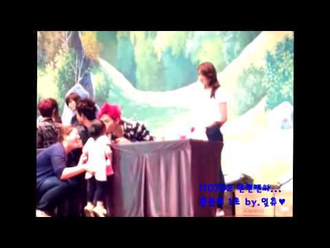 [FANCAM] 110702 Synnara Fansigning @ Incheon - Junho gives a little girl a kiss!