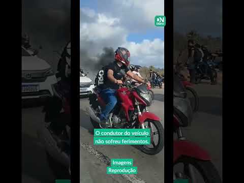 Carro pega fogo no 4º Anel Viário, em Fortaleza; veja vídeo