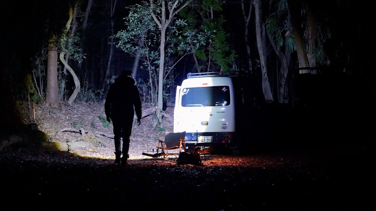 誰もいないはずの森で謎の声に怯えながら車中泊