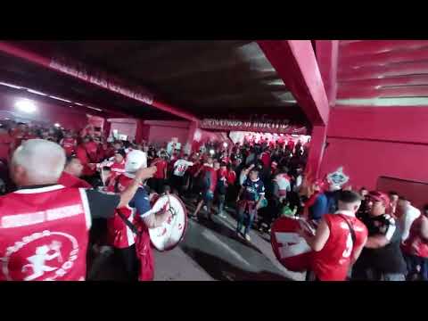 "YO SOY DEL ROJO, PORQUE TENGO HUEVOS - Independiente" Barra: La Barra del Rojo • Club: Independiente • País: Argentina