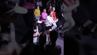 Cô giáo xinh đáo để