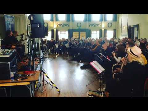 "Achy Breaky Heart" cover at Doncaster's 'Massed Ukulele Jam 2018' with George Hinchliffe!