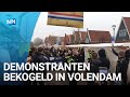 Demonstranten bekogeld met eieren en oliebollen