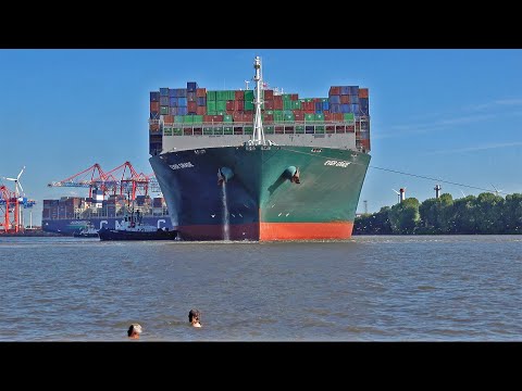 2 SWIMMERS IN FRONT OF 400m ULTRA LARGE CONTAINERSHIP - HAMBURG 4K SHIPSPOTTING 2022