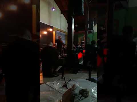 Alex gonzaga em petrópolis na taberna imperial canta com Ana rosa por um segundo