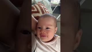 うんちしてスッキリ〜な赤ちゃん👶🏻🧡 #赤ちゃんのいる生活 #海外在住ママ #生後2ヵ月
