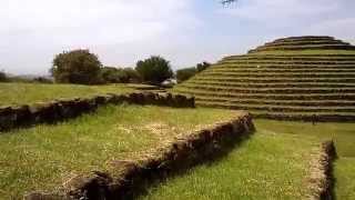 preview picture of video 'Plataforma de 4 escalones frente a la piramide la Iguana'