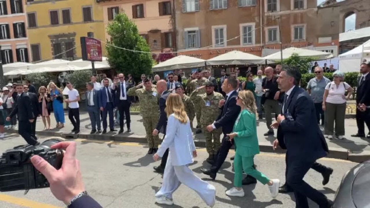 2 giugno, Meloni incontra paracadutista dopo mancato lancio causa vento forte: Ci rifaremo