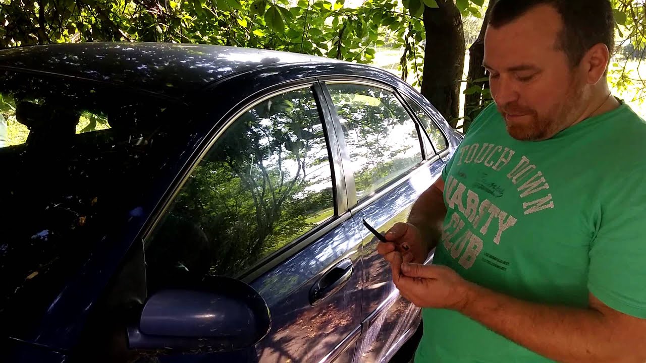 Вскрыть машину без ключа. Как открыть линейкой дверь машины. Как открыть машину лачетти. Вскрыть машину линейкой. Как открыть машину лачетти.