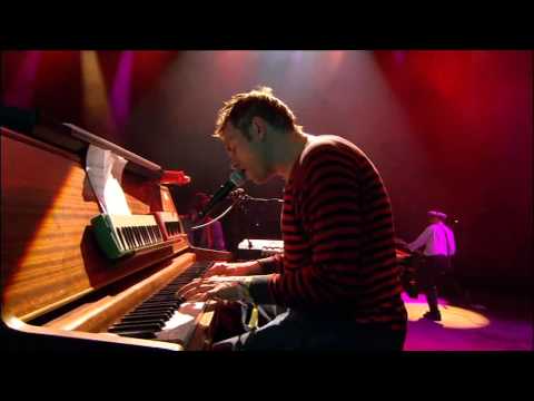 Gorillaz - El Mañana (Live @ Glastonbury 2010)
