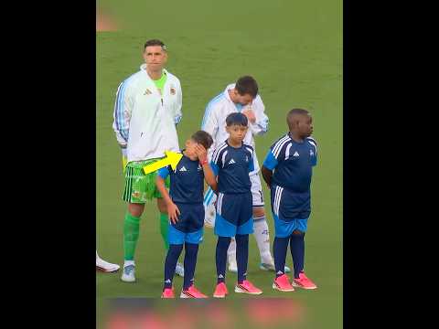 Mascot Got Emotional Next to Messi ❤️