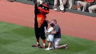CLE@BAL: Little girl trips holding base, mascot helps