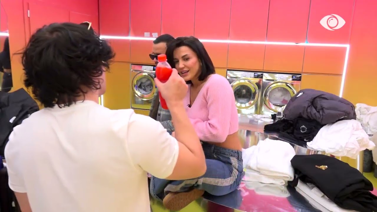 Baby G këndon dhe performon në lavanderi