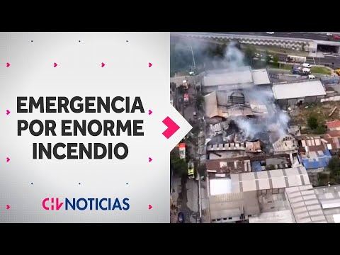Gigantesco incendio arrasa con locales de muebles y automóviles en Pedro Aguirre Cerda