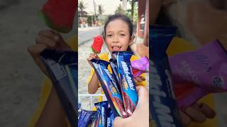 Download lagu While eating ice cream, I was given ice cream #eating #mukbang #snacks mp3