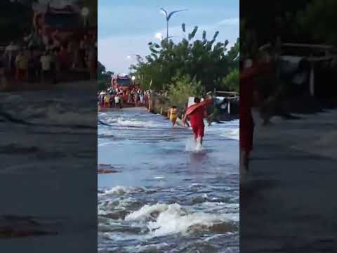 Mulher é arrastada por água em Passagem Molhada de Tabuleiro do Norte no Ceará. #enchente #chuvas