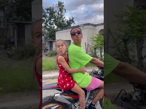 Las niñas cuando van en motocross 👧🏻🏍️😂 #shorts #motocross #moto #paseo #humor #comedia #pasola