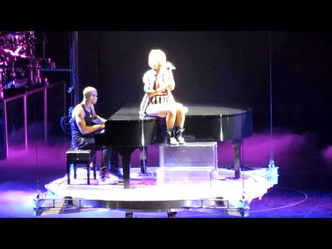 Rihanna - Love the way you lie part. II @ Palaolimpico Torino 11/12/2011 HD