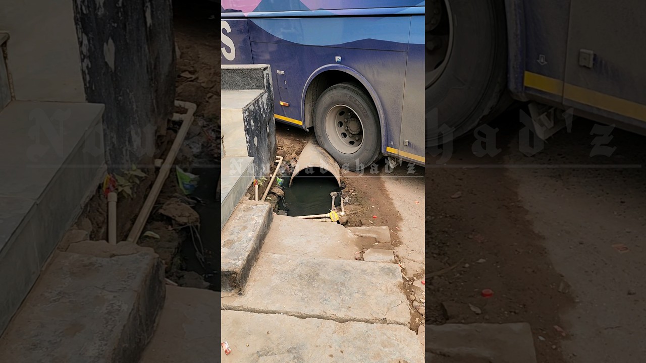 Volvo 9600 Struggling hard to make the turn😲 extremely challenging job for the driver🙌#shorts #volvo