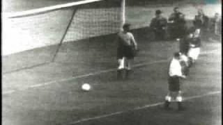 Nandor Hidegkuti trifft beim 6:3 gegen England (1953)