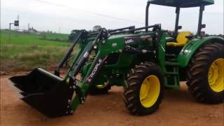 PLAINA HIDRÁULICA DIANTEIRA 1450E INSTALADA EM UM JD 5090E