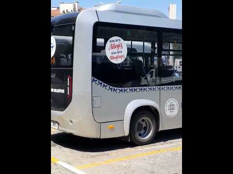 Um ônibus de transporte público Icmeler & Marmaris faz fila na estação rodoviária de Marmaris.