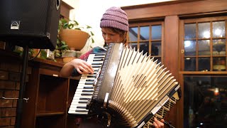 Minda Lacy music residency at Rocking Frog Cafe