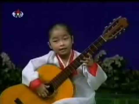 Little North Korean Girl Playing Guitar 北朝鮮少女のギター演奏
