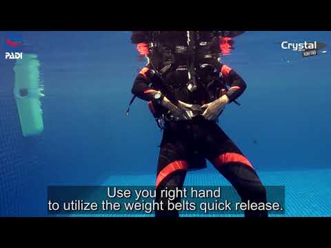 PADI libération du système de poids - enlever et remplacer la ceinture sur la surface | IDC Koh...