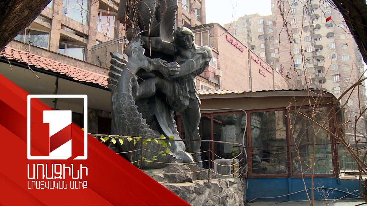 Վահագն Վիշապաքաղի արձանի միջով ռետինե խողովակ է անցկացված, վրան էլ ցնցուղ է տեղադրված