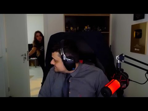 quando a namorada chega no pior momento possível