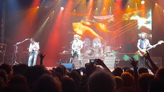 WEEZER. No one else. People turns cracy  Live in Barcelona 2025.