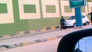 preview picture of video 'اعتداء على شرطي مرور بمدينة البيضاء ليبيا'